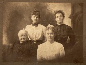 barbara-rohner-weiland-and-daughters-carrie-voris-standing-back-right-kate-alten-standnig-back-left-and-unknown-sitting-front-right